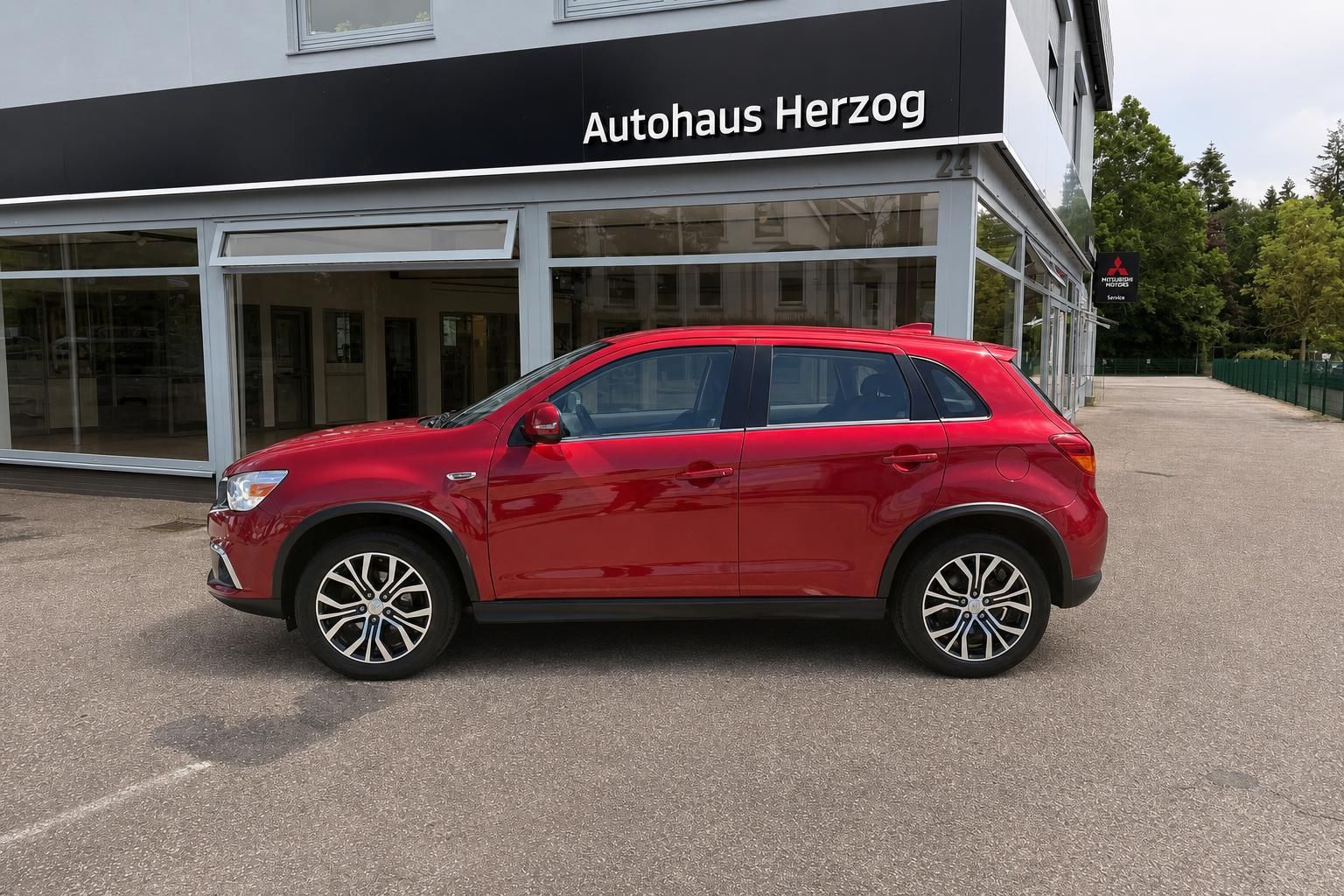 Mitsubishi ASX rot Seitenansicht links vor Autohaus Herzog