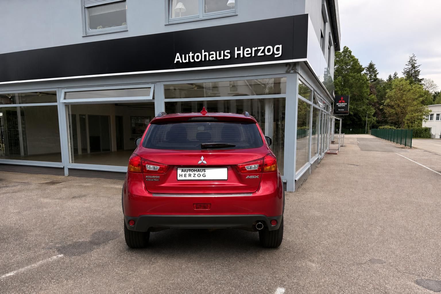 Mitsubishi ASX rot Heckansicht vor Autohaus Herzog – SUV Gebrauchtwagen kaufen