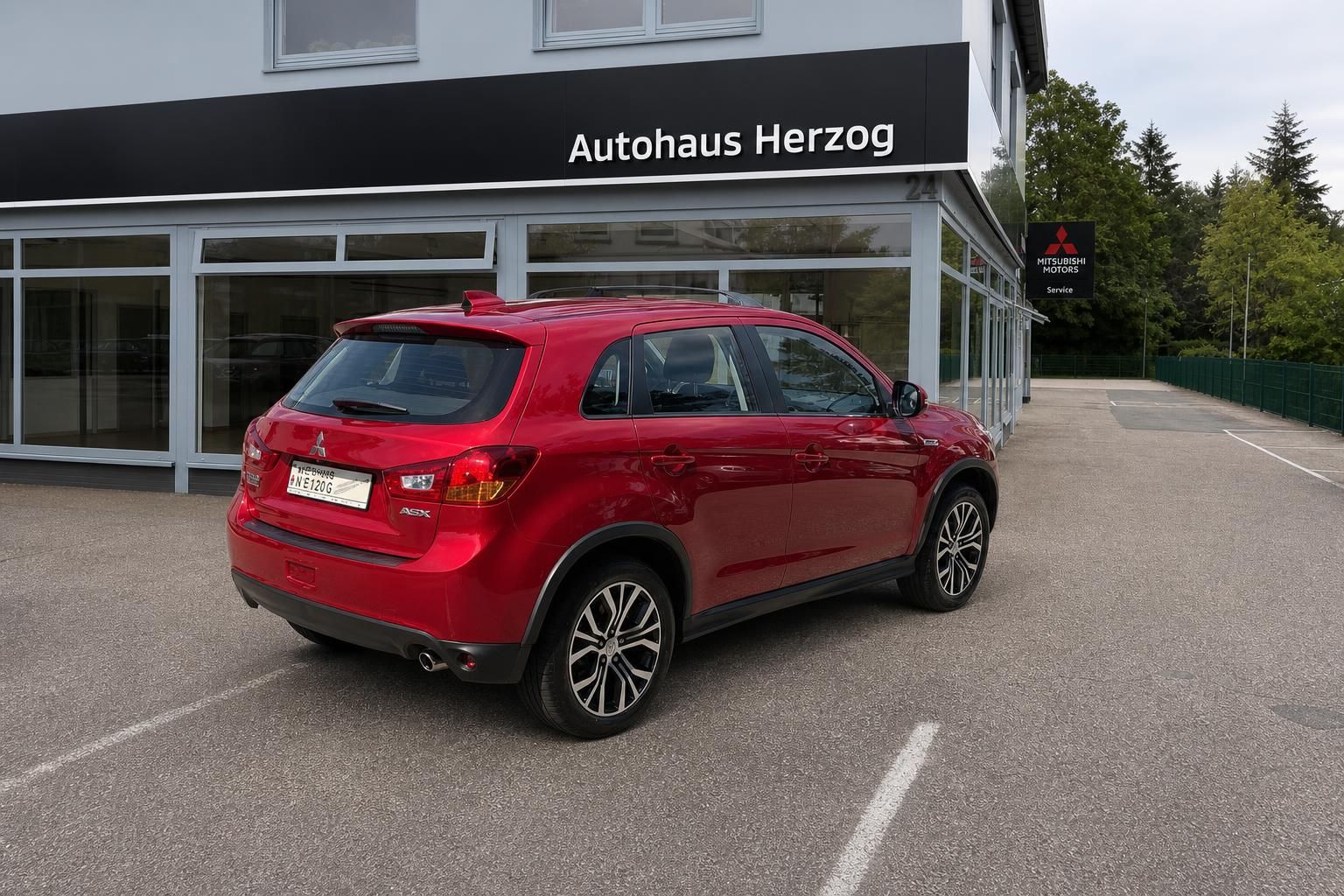 Mitsubishi ASX rot Heck-Seitenansicht links vor Autohaus Herzog – SUV Gebrauchtwagen