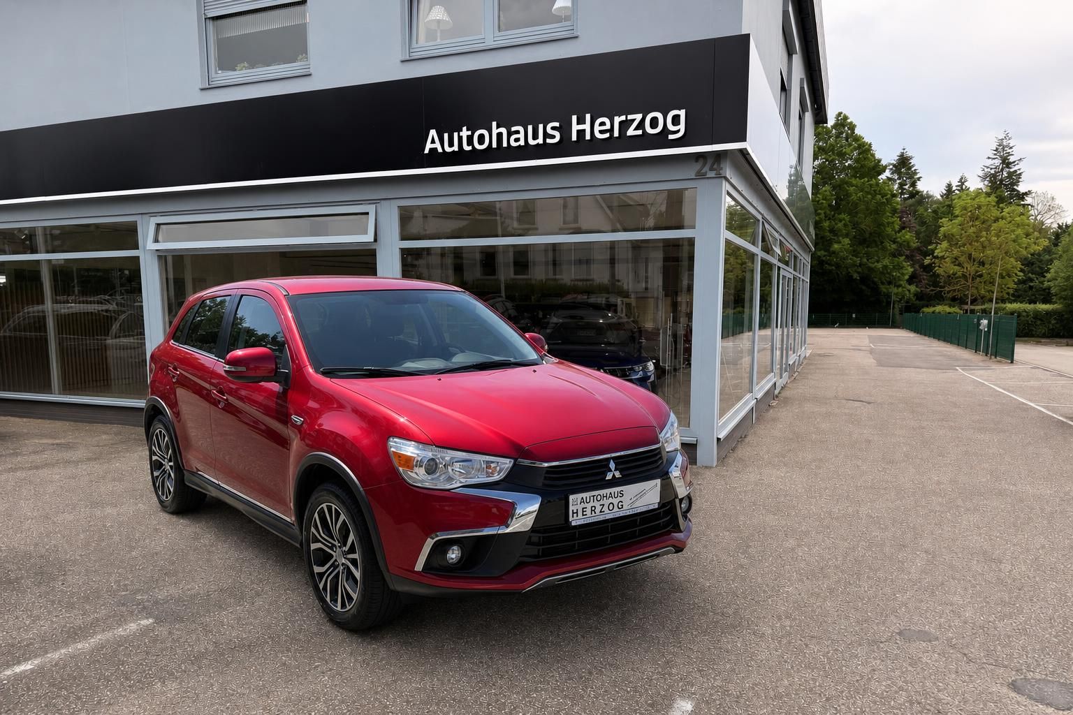 Mitsubishi ASX rot Schrägansicht vorne links vor Autohaus Herzog