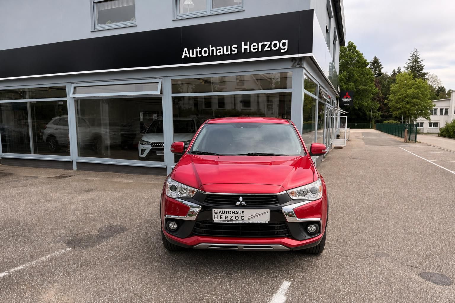 Mitsubishi ASX rot Frontansicht vor Autohaus Herzog