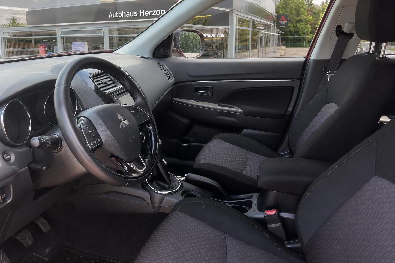 Mitsubishi ASX Innenraum Fahrerseite mit Lenkrad, Schalthebel und Vordersitze