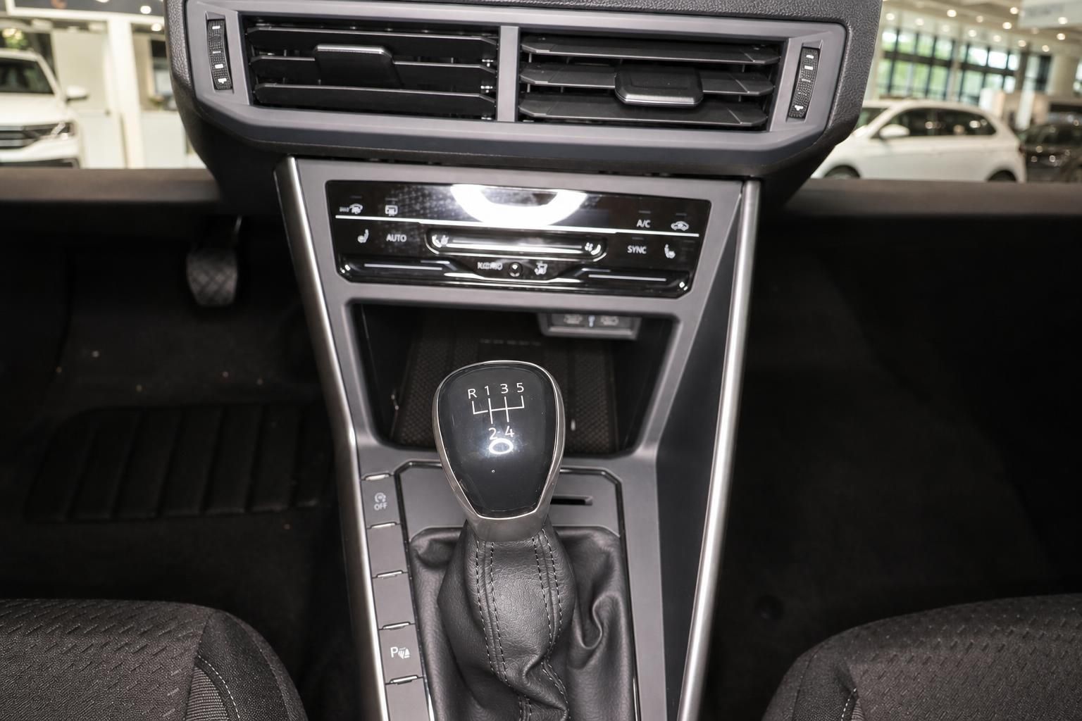 VW Innenraum Mittelkonsole mit Schaltknauf und Klimabedienung
