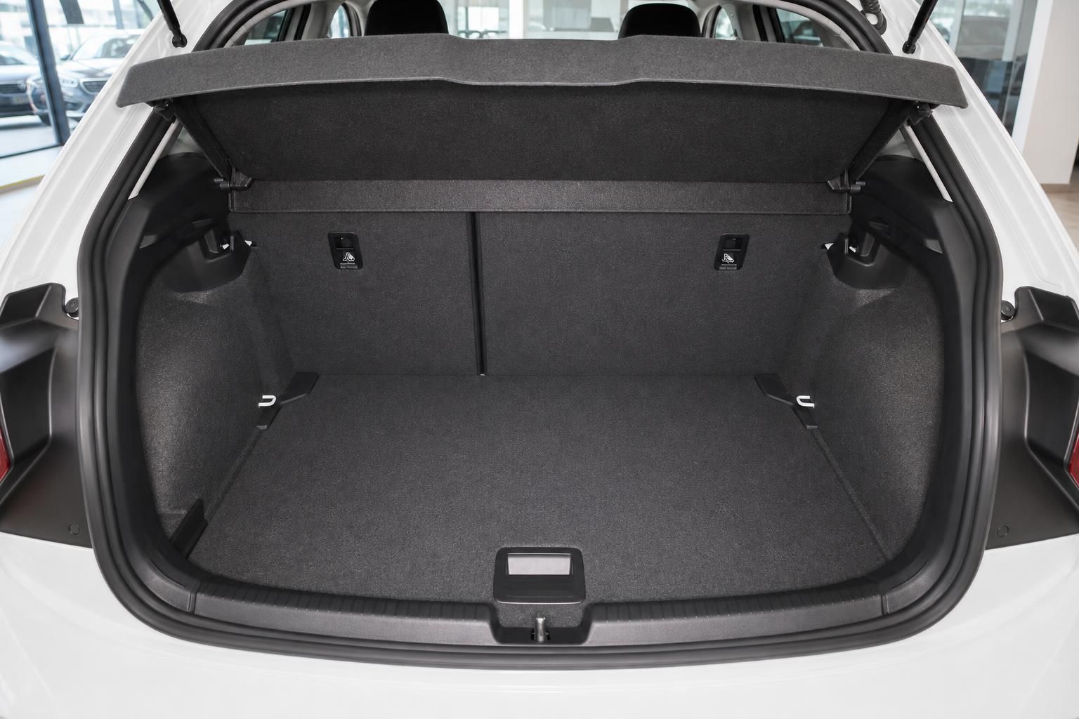 VW Kofferraum leer mit geoeffneter Heckklappe, Blick von hinten