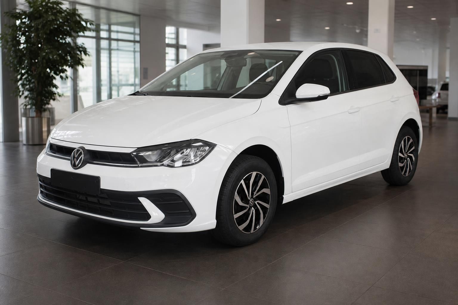 VW Polo weiss Frontansicht schraeg im Autohaus Showroom