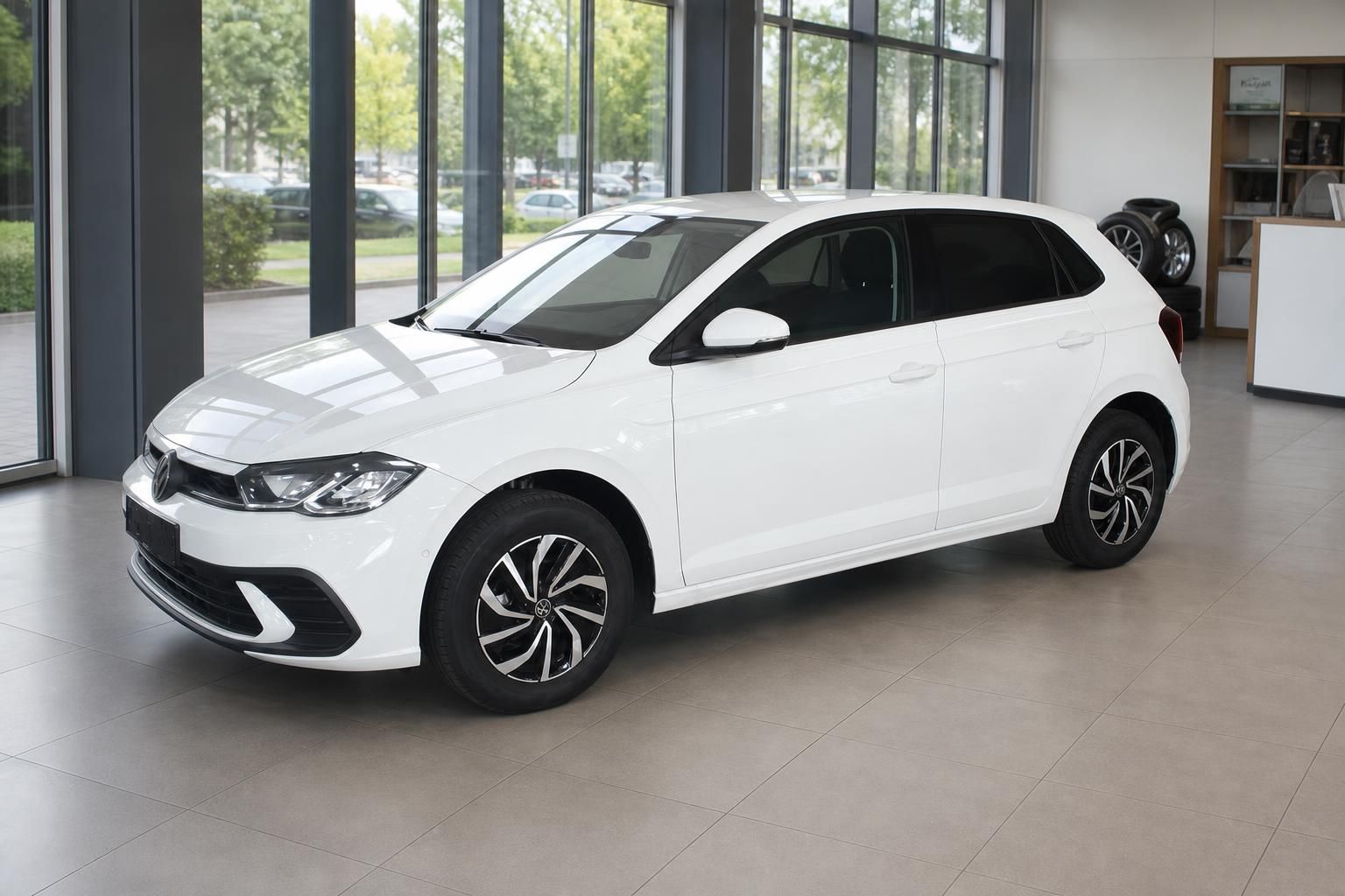 VW Polo weiss Seitenansicht schraeg vorne im Autohaus