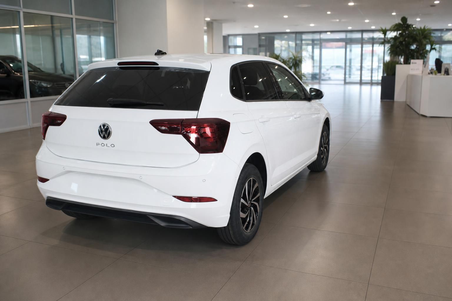 VW Polo weiss Heckansicht im Autohaus Ausstellungsraum