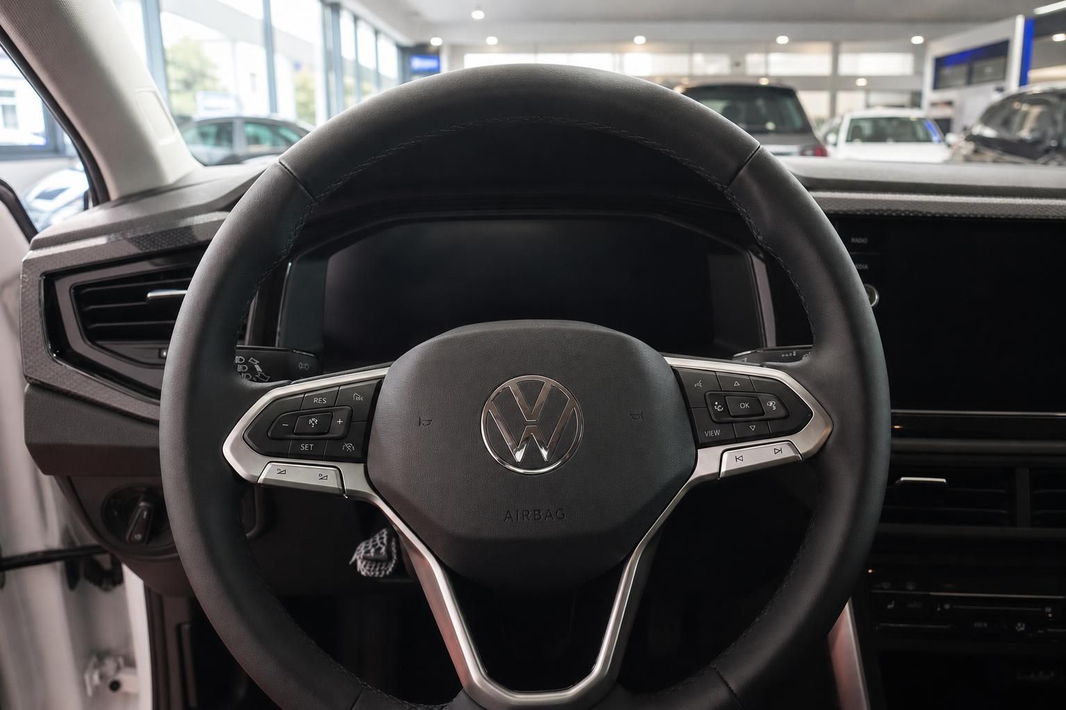 VW Multifunktionslenkrad mit Bedienelementen und Airbag im Cockpit