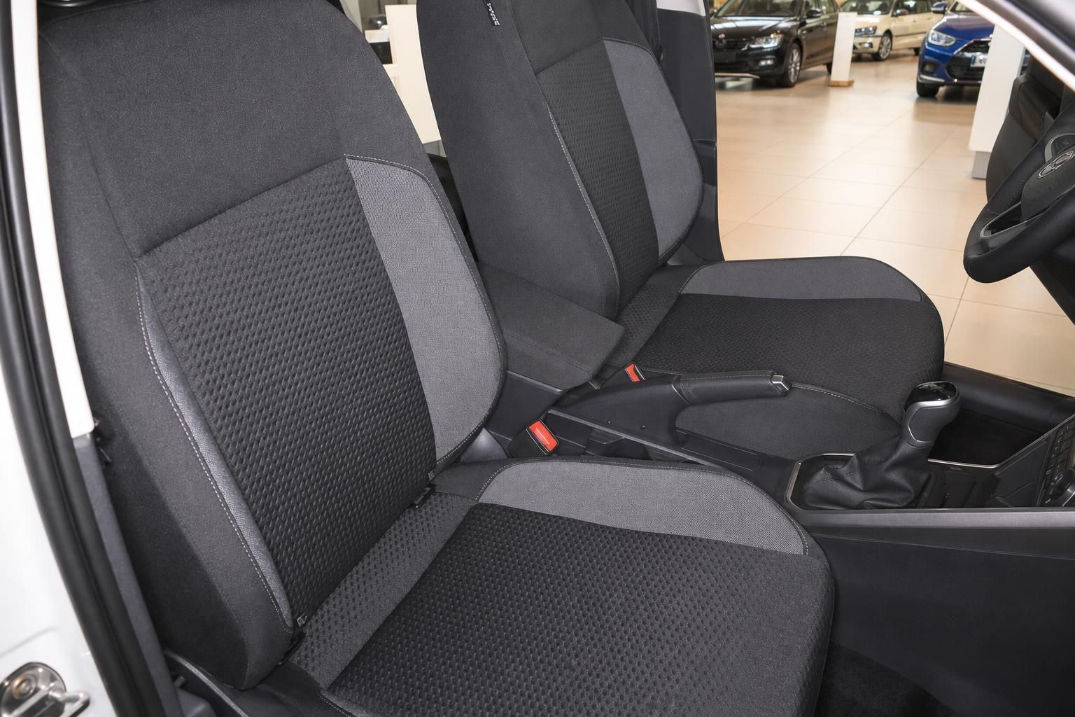 Vordersitze mit Stoffbezug im VW Innenraum, Blick auf Mittelkonsole