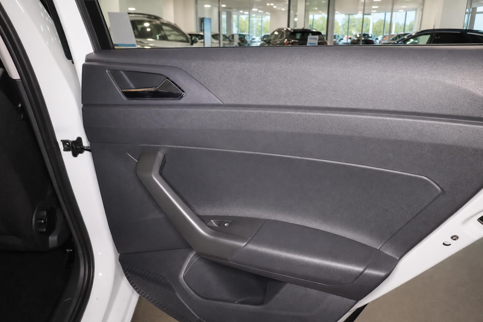 Türverkleidung hinten im VW mit Türgriff und schwarzem Kunststoff