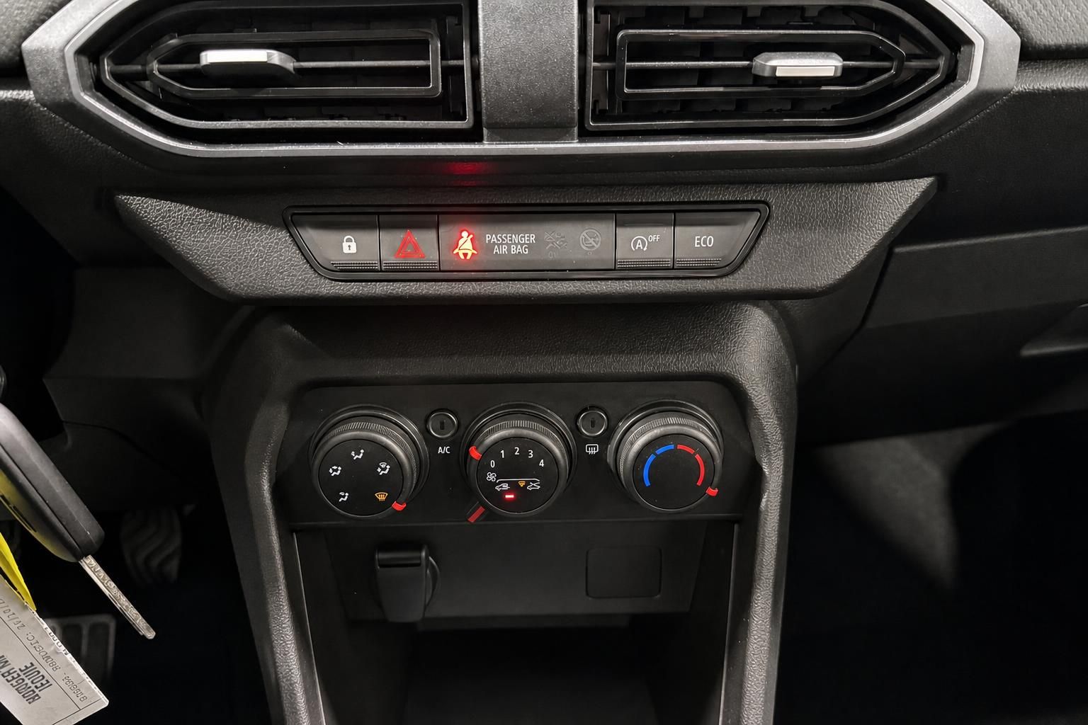 Dacia Mittelkonsole mit Klimabedienung und Warnleuchten im Detail