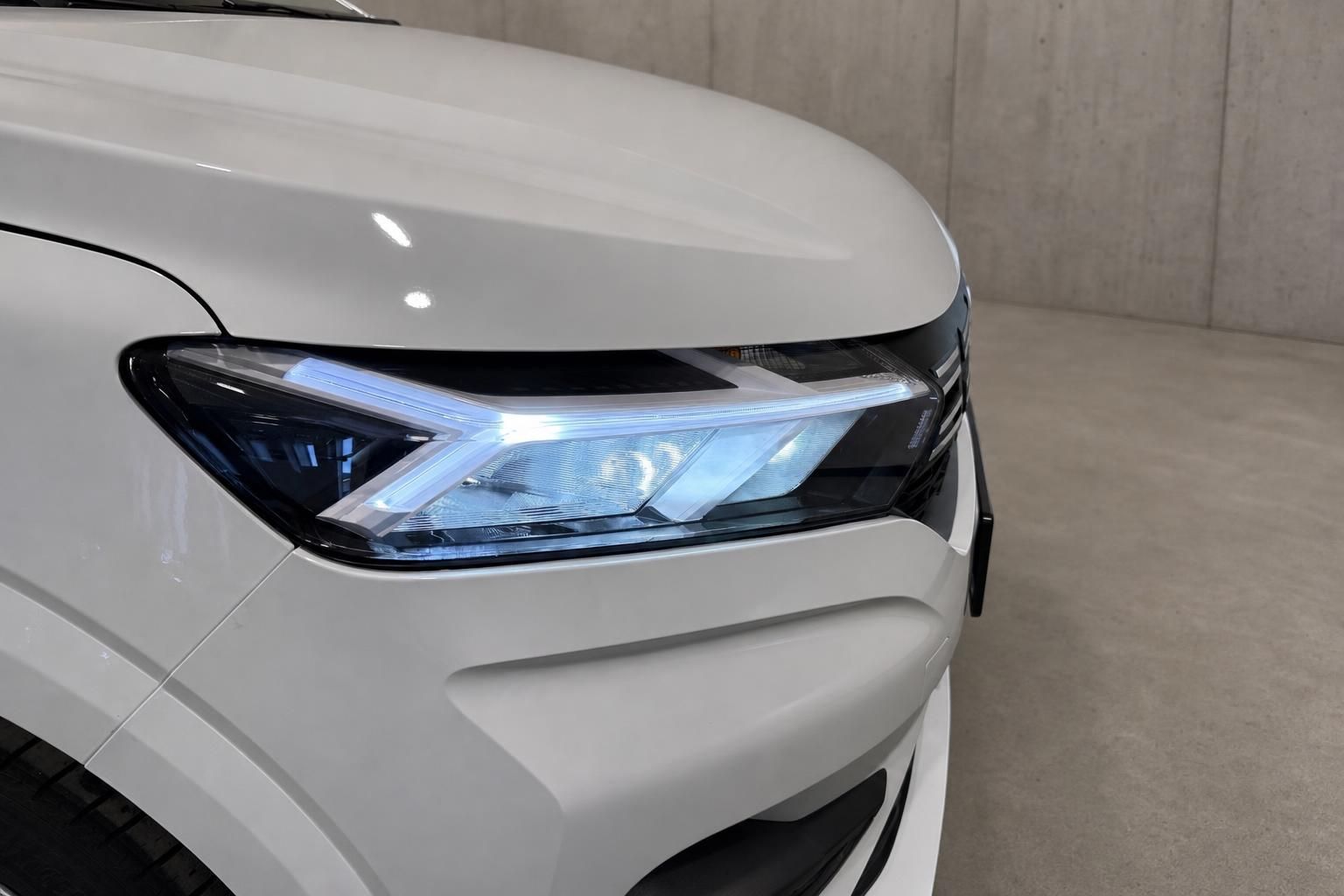 Nahaufnahme des LED-Scheinwerfers an einem weißen Fahrzeug