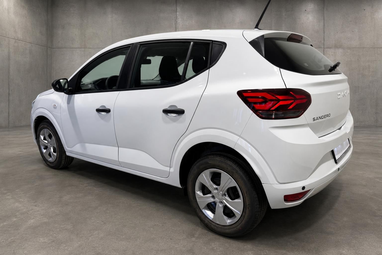 Dacia Sandero weiss Heckansicht seitlich mit Rueckleuchten