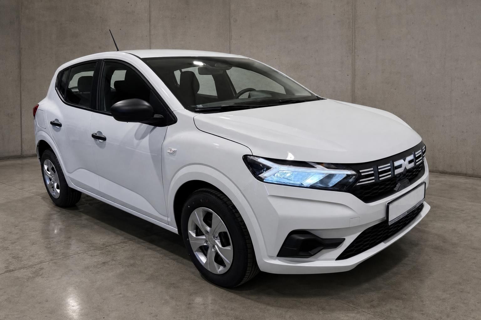 Dacia Sandero weiss Frontansicht schraeg von vorne links