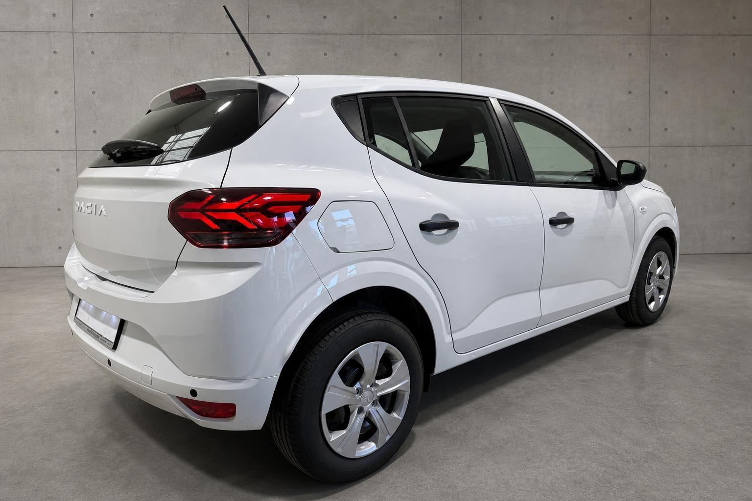 Dacia Sandero weiss Heckansicht von hinten rechts fotografiert