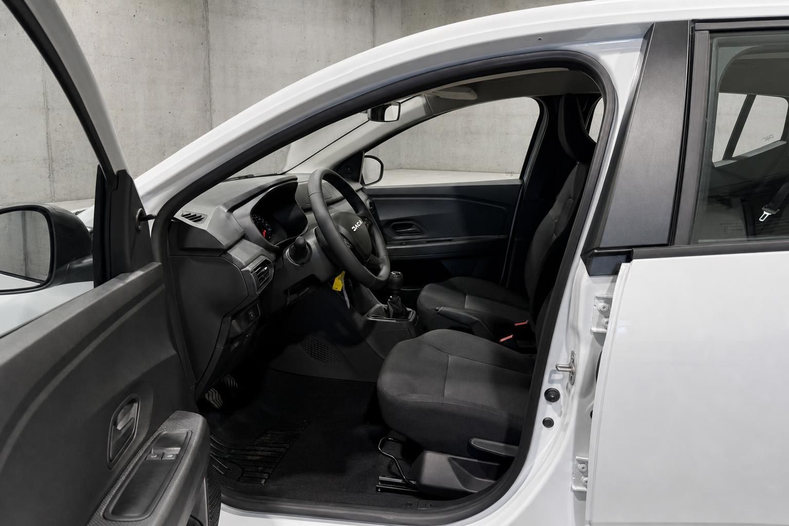 Dacia Sandero Innenraum mit Blick auf Fahrersitz und Cockpit