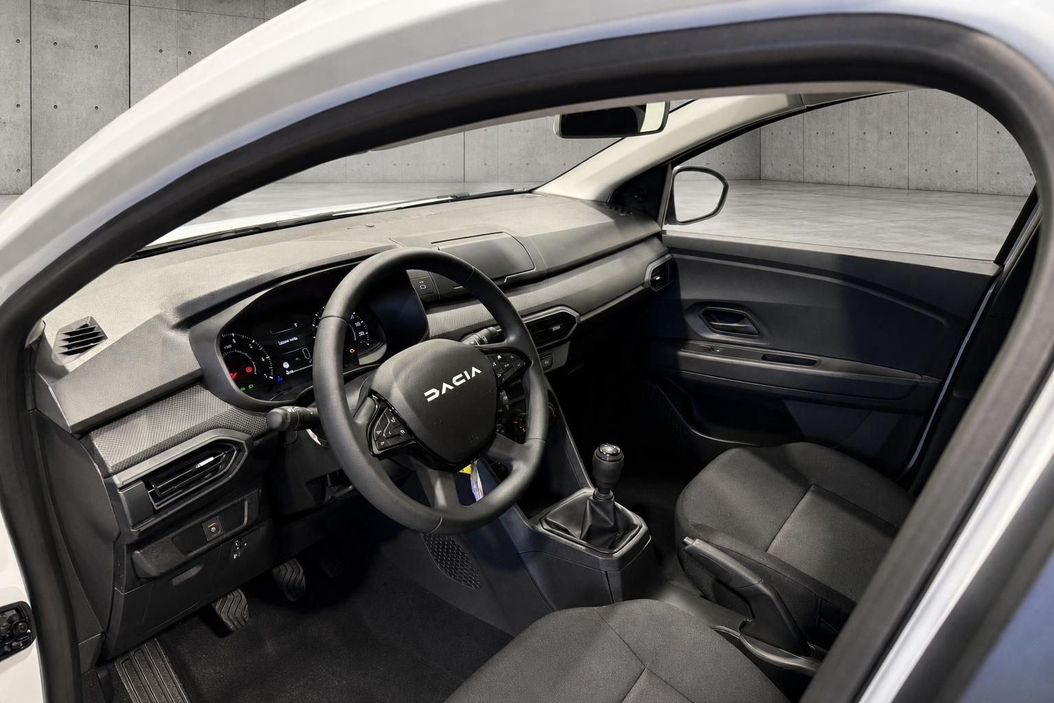 Dacia Innenraum mit Blick auf Cockpit, Lenkrad und Schaltknüppel