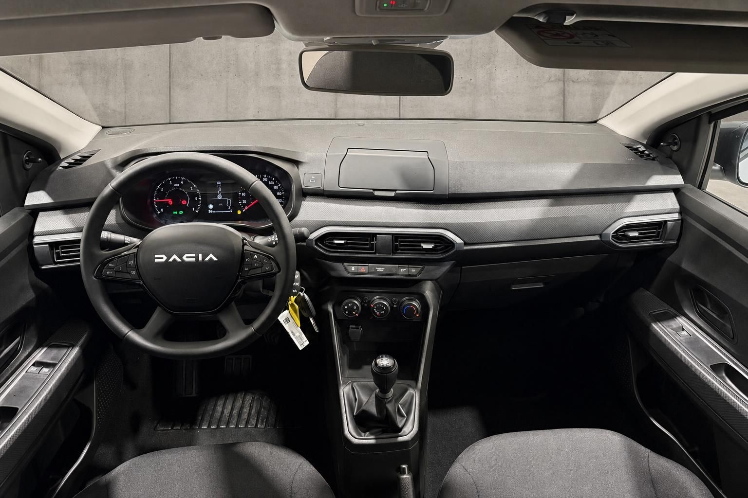 Dacia Cockpit Frontansicht mit Lenkrad, Armaturenbrett und Mittelkonsole