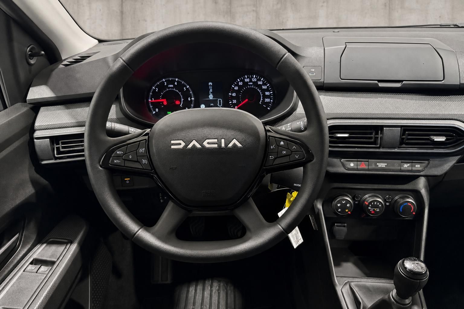 Dacia Lenkrad mit Tacho und Bedienelementen im Innenraum