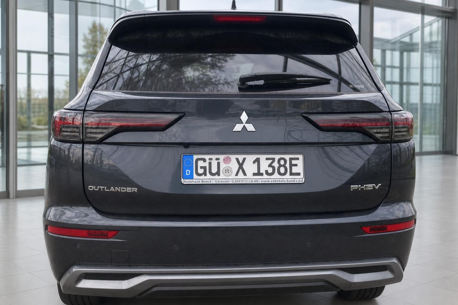 Mitsubishi Outlander PHEV grau Heckansicht Rückansicht Kennzeichen GÜ X 138E