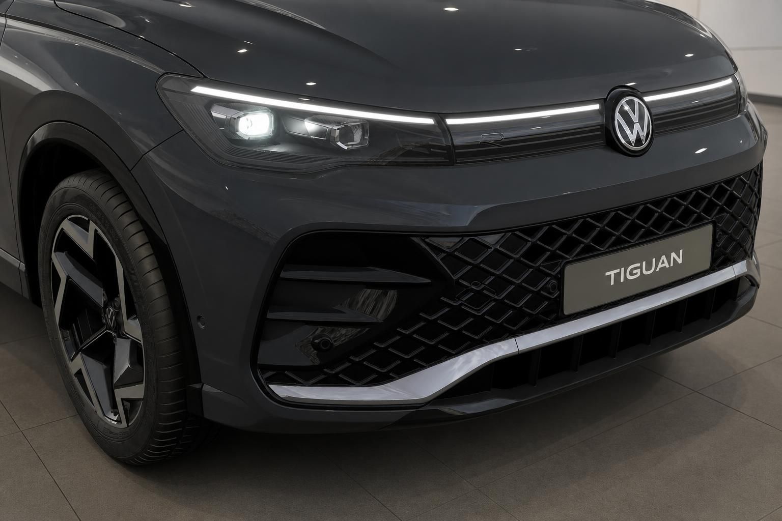 VW Tiguan Frontdetail mit LED-Scheinwerfer und Kühlergrill in Grau