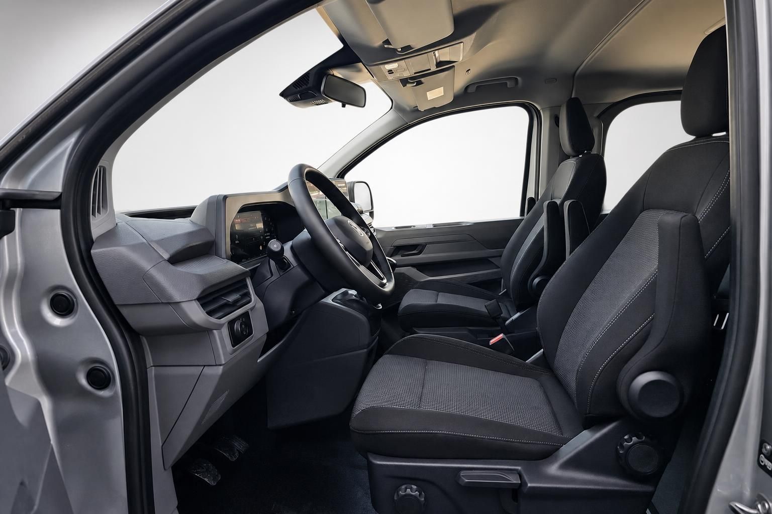 VW Transporter Innenraum Vordersitze und Cockpit Ansicht durch Fahrertuer