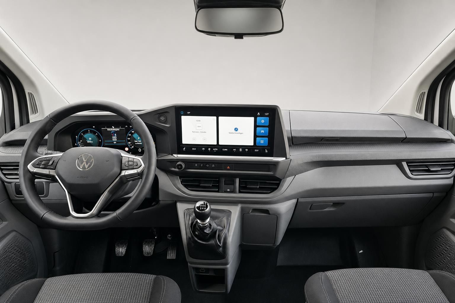 VW Transporter Cockpit mit Lenkrad Touchscreen und Schaltknauf