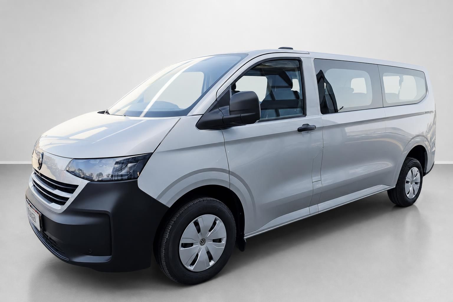 VW Bus Van in Silber, Frontansicht schraeg von vorne