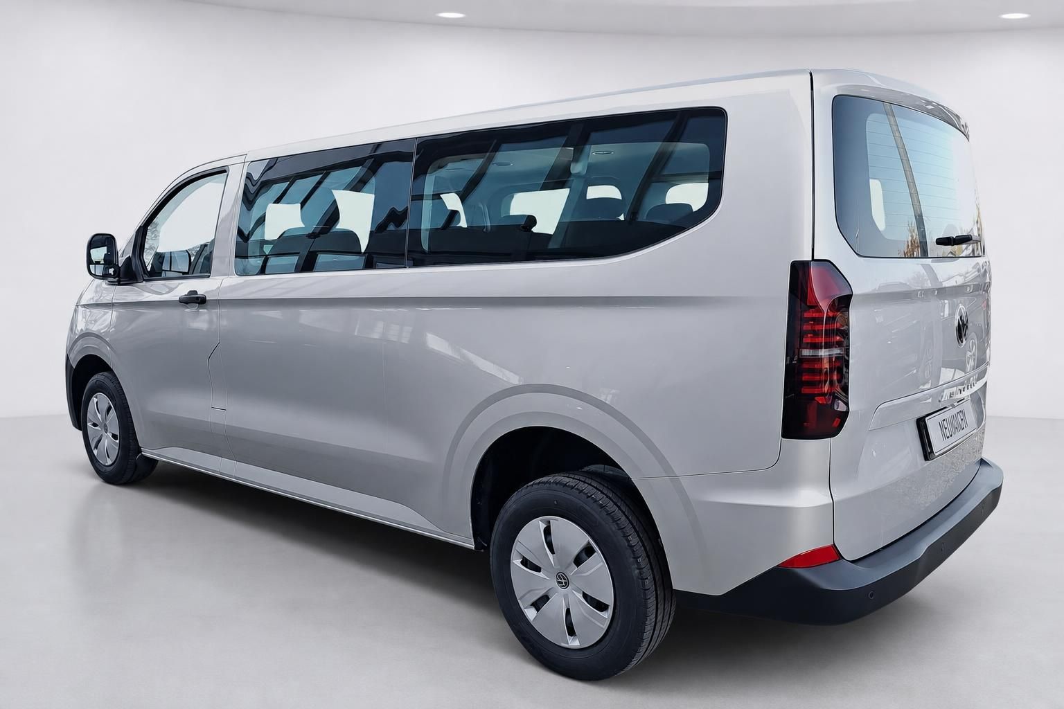 VW Van in Silber, Heckansicht schraeg mit Ruecklicht