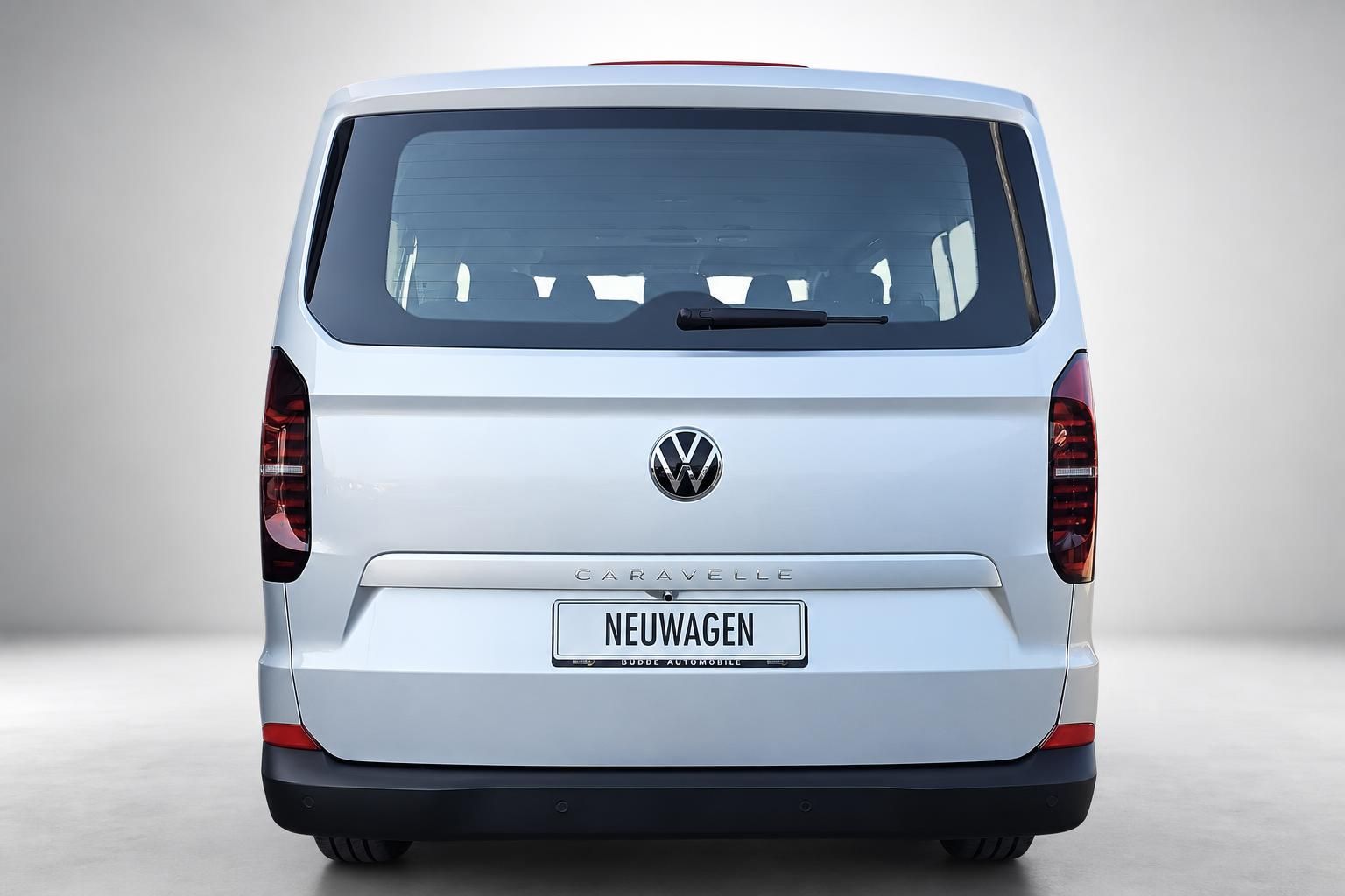 VW Caravelle Neuwagen Heckansicht in Weiß im Studio