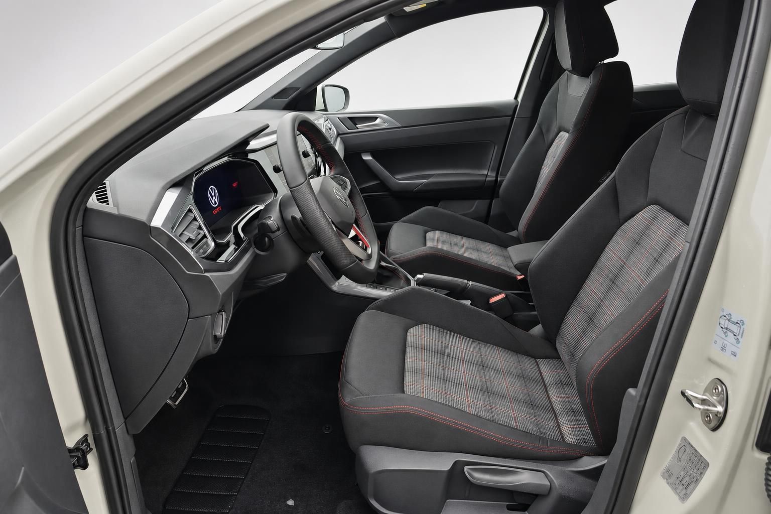VW Polo GTI Innenraum mit Sportsitzen und Cockpit durch offene Tür