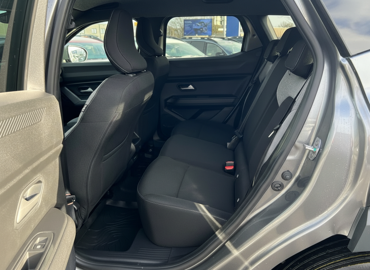 Innenraum Rücksitzbank eines SUV mit schwarzen Stoffsitzen und Sicherheitsgurten