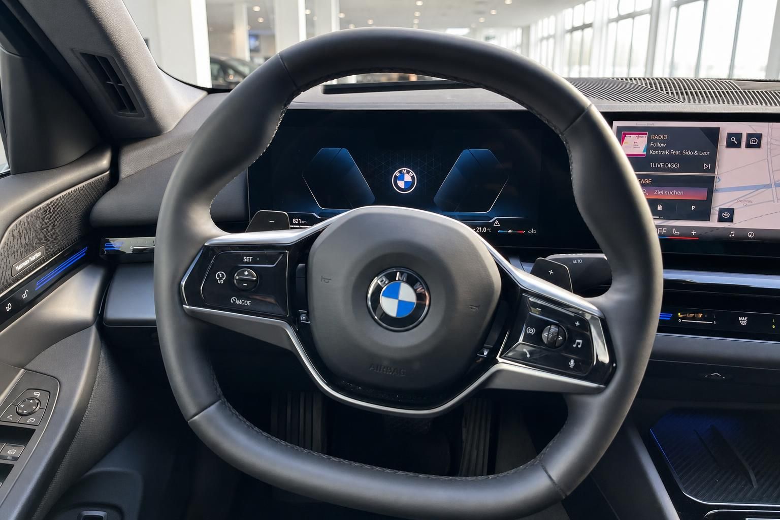 BMW Lenkrad Nahaufnahme mit digitalem Tacho und Infotainment Display