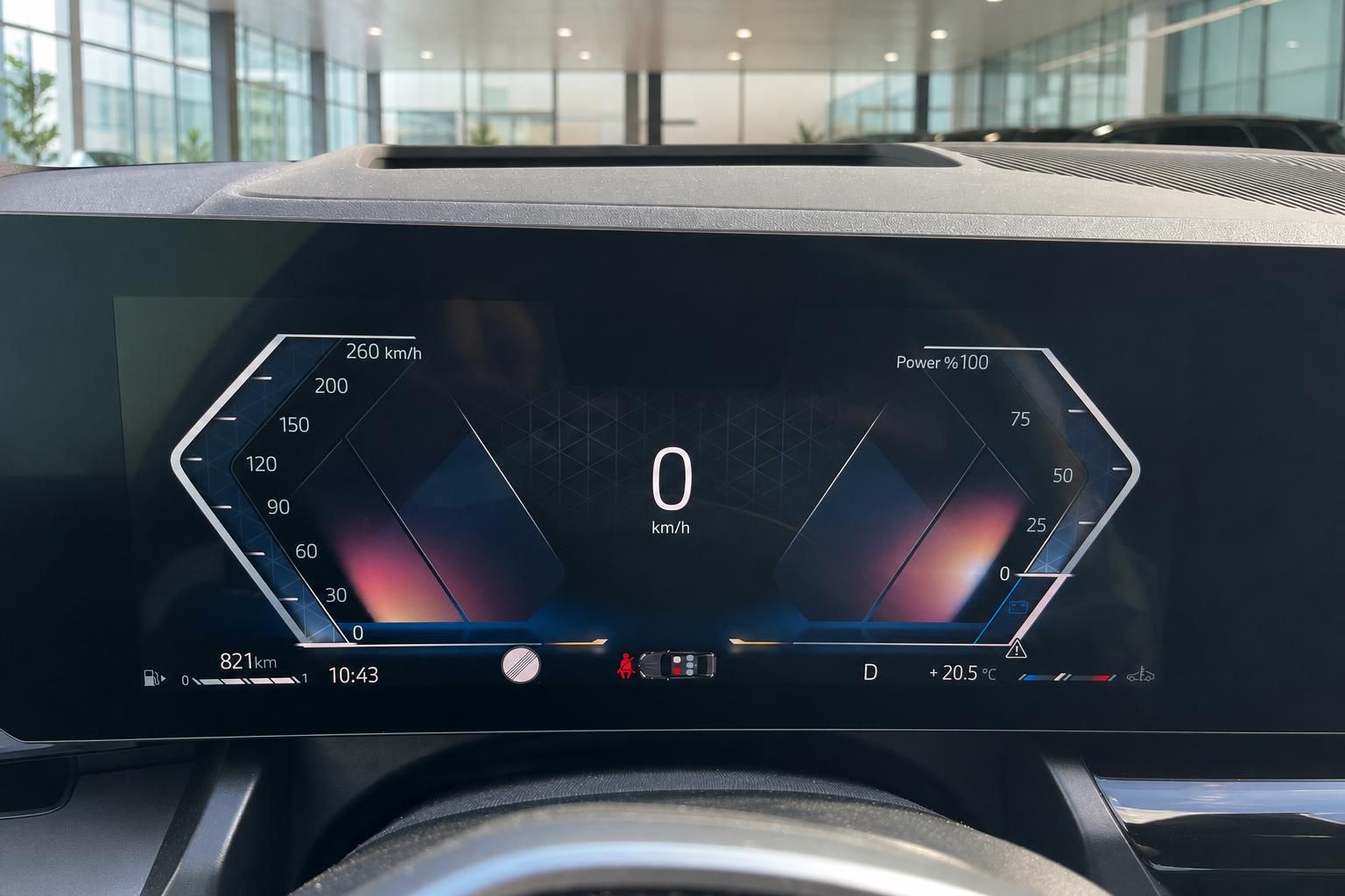 Digitales Kombiinstrument mit Tacho im BMW Cockpit
