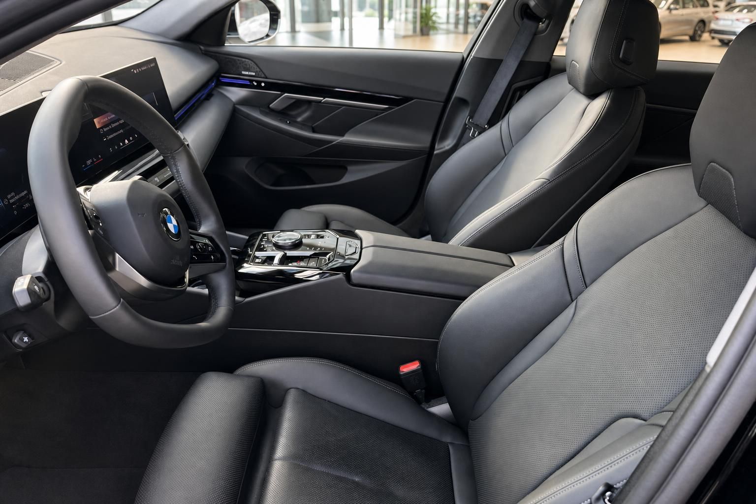 Vordersitze und Cockpit im BMW Innenraum mit Lederausstattung