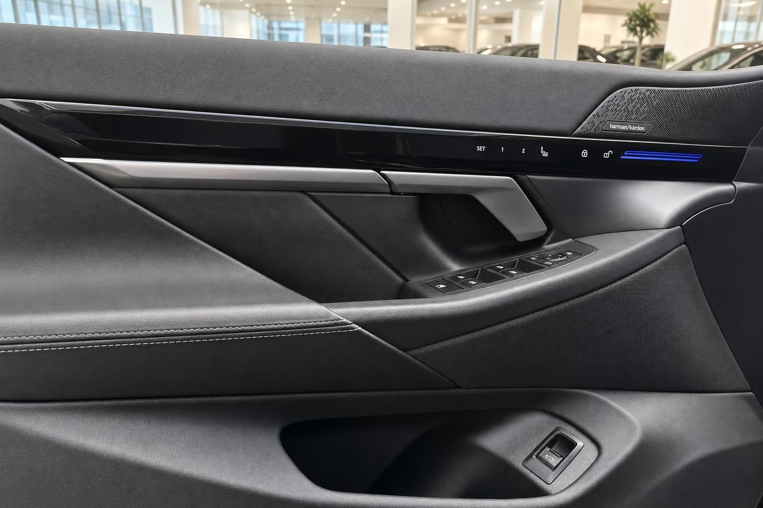 Türverkleidung mit Bedienelementen im BMW Innenraum