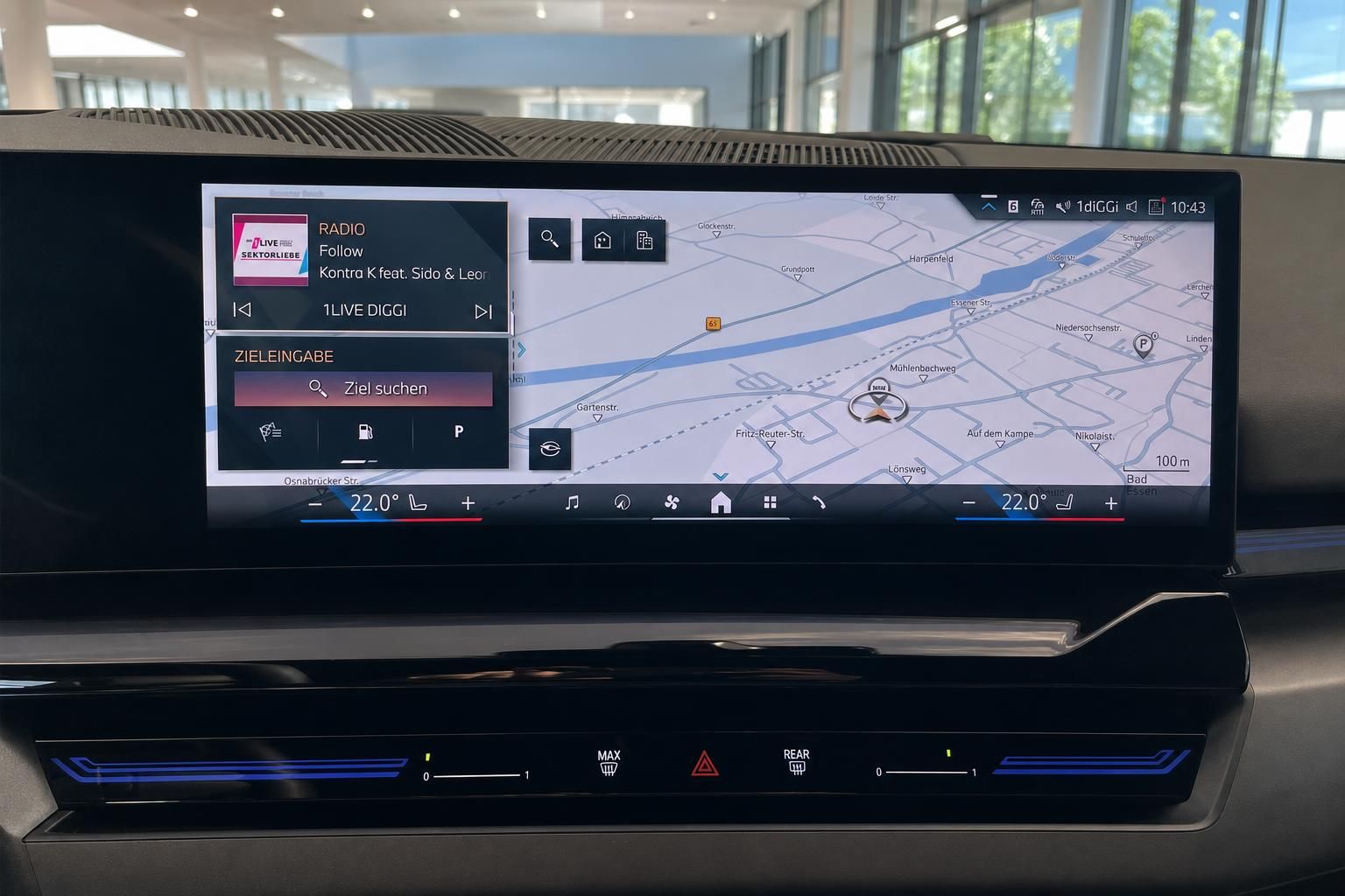 Navigationssystem und Infotainment Bildschirm im BMW Cockpit