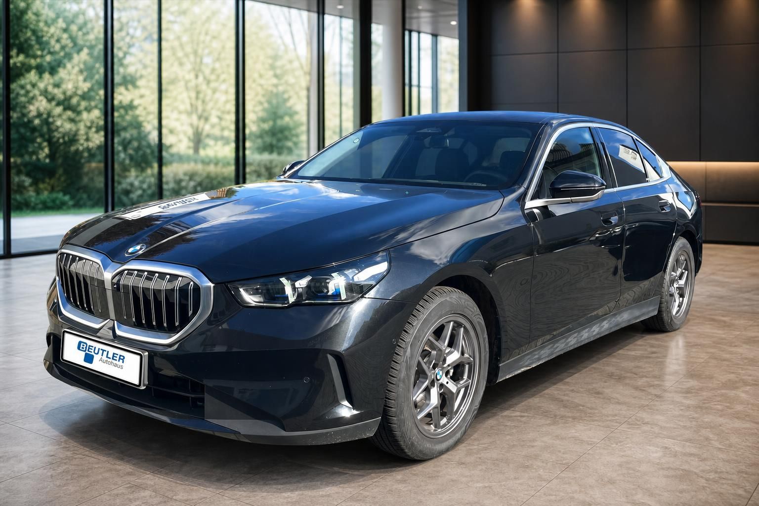 BMW Gran Turismo schwarz Frontansicht im Autohaus