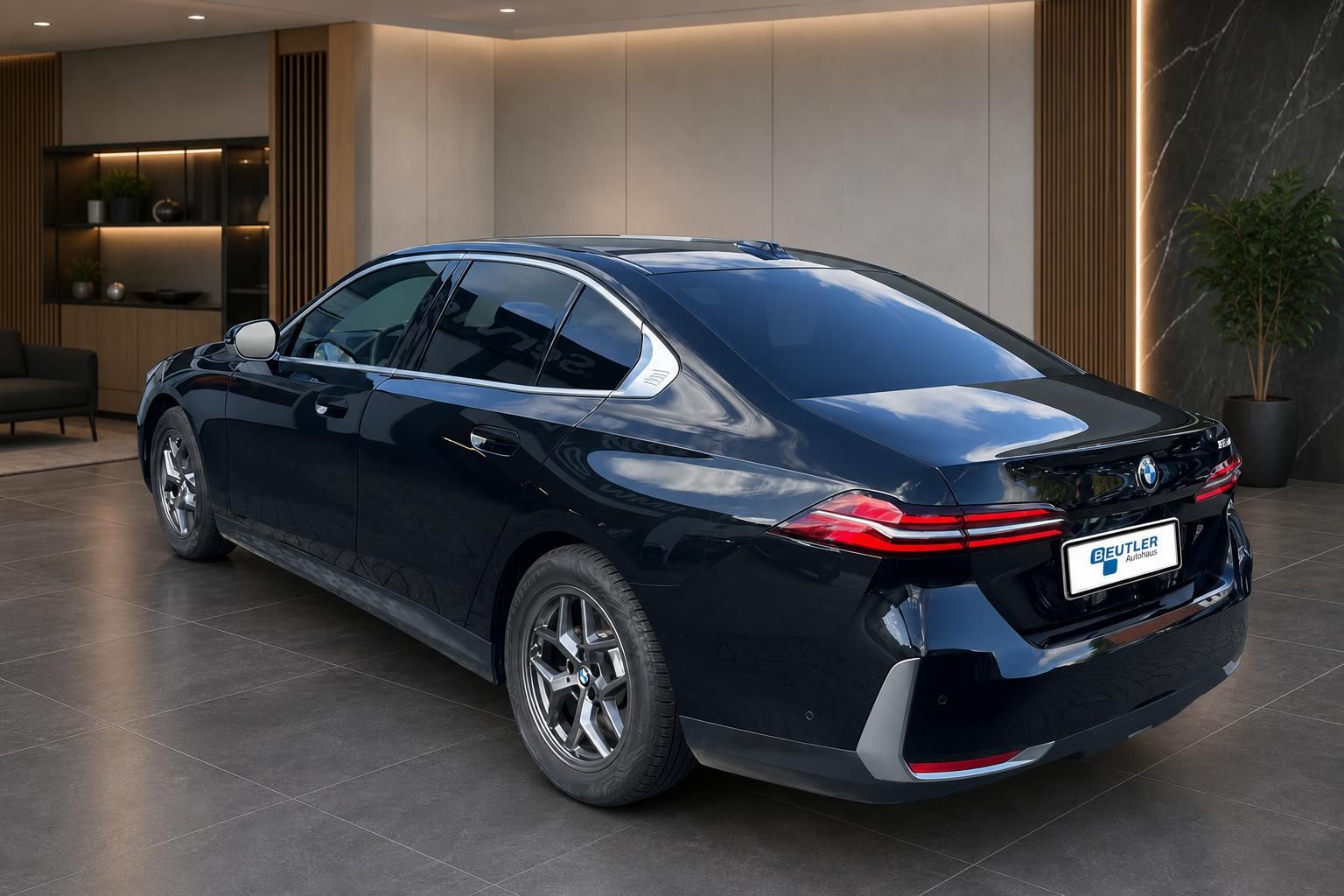 BMW 5er dunkelblau Heckansicht schraeg im Autohaus