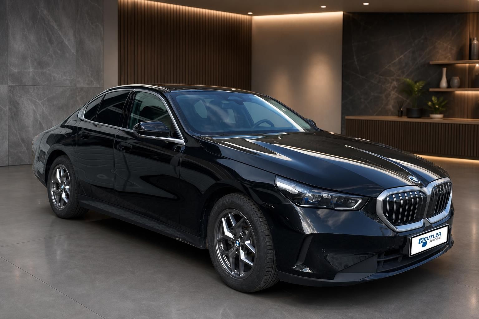 BMW 5er Limousine schwarz metallic Frontansicht im Autohaus Showroom