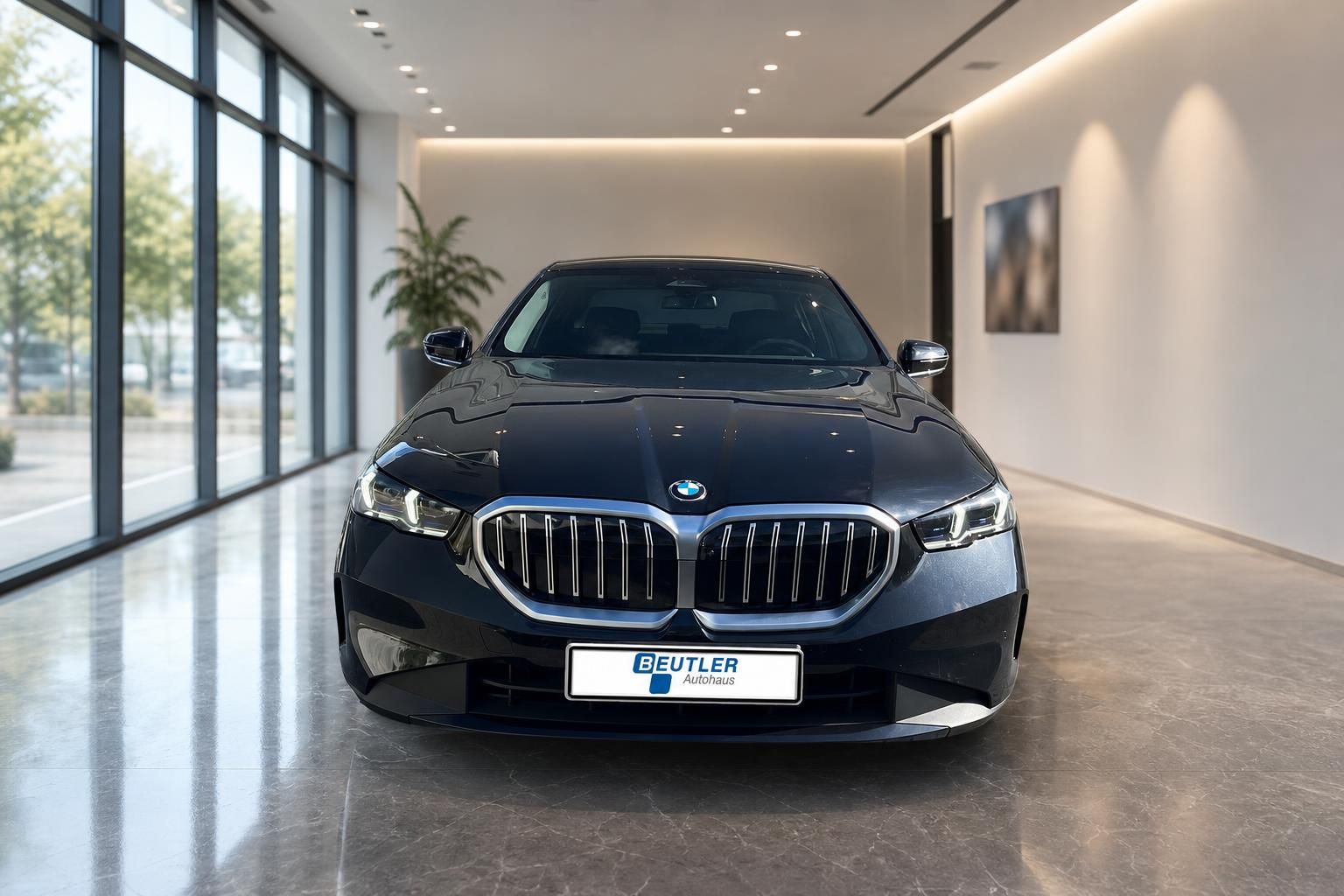 BMW 5er schwarz Frontansicht mit Kuehlergrill im Autohaus Beutler