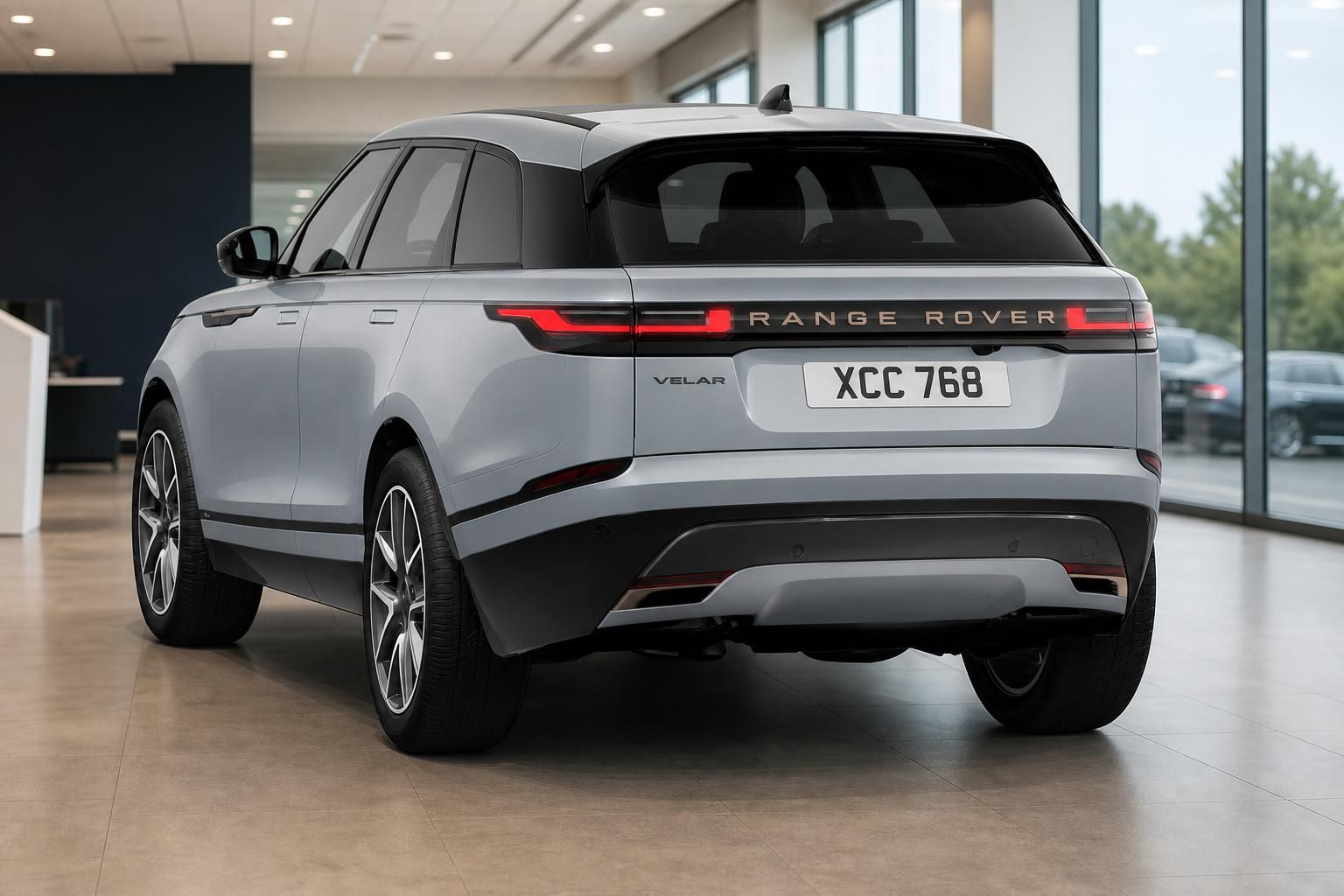 Range Rover Velar in Silber, Heckansicht mit Kennzeichen im Showroom