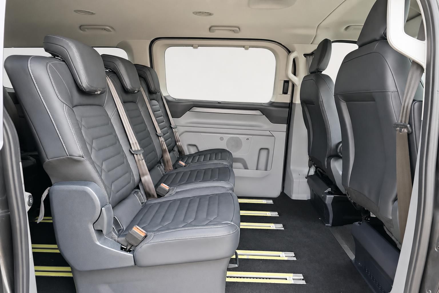 Innenraum eines Vans mit Ledersitzen und dritter Sitzreihe