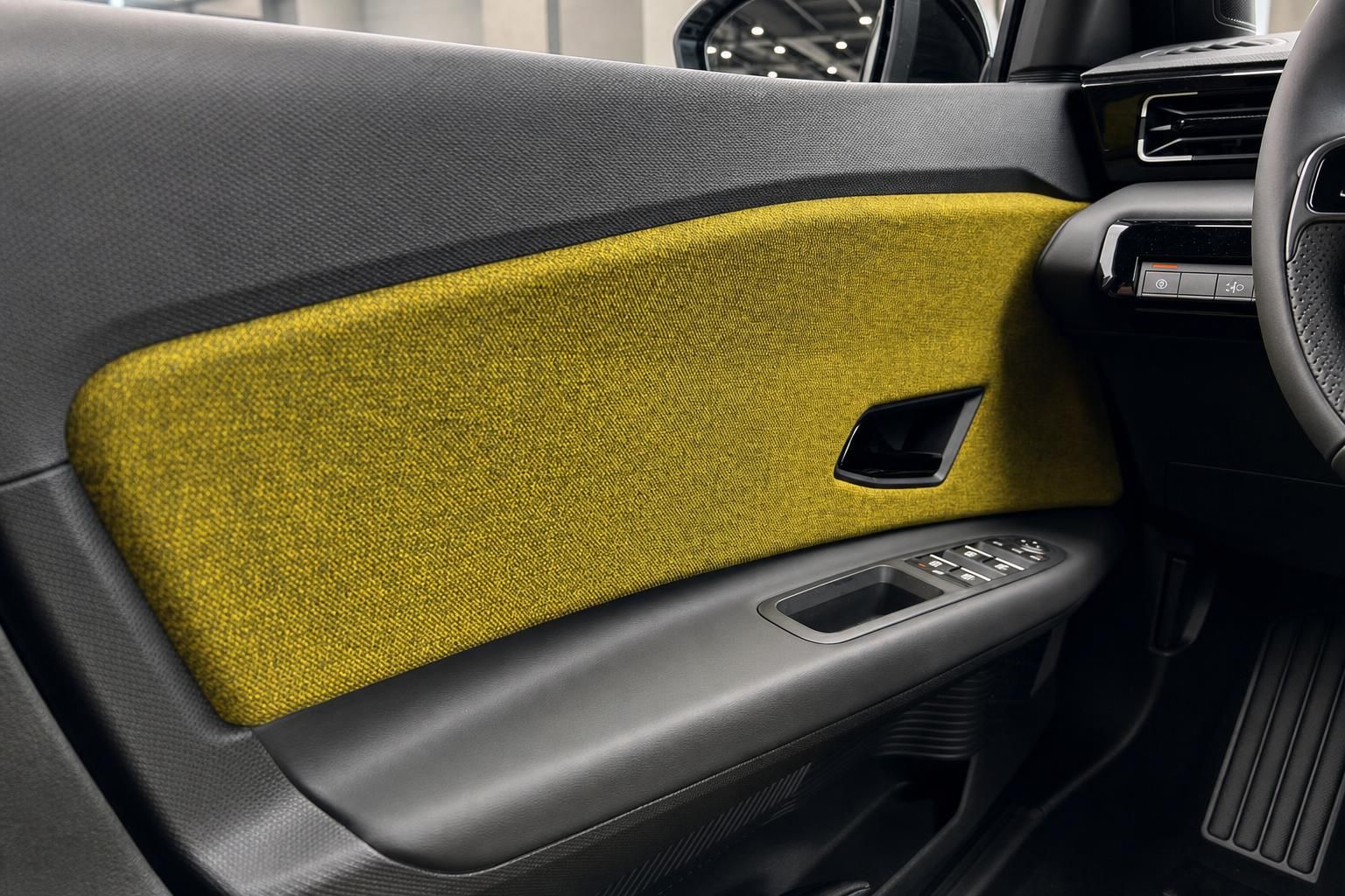 Renault Fahrzeuginnenraum Türverkleidung mit gelbem Stoffeinsatz und Fensterheberschalter