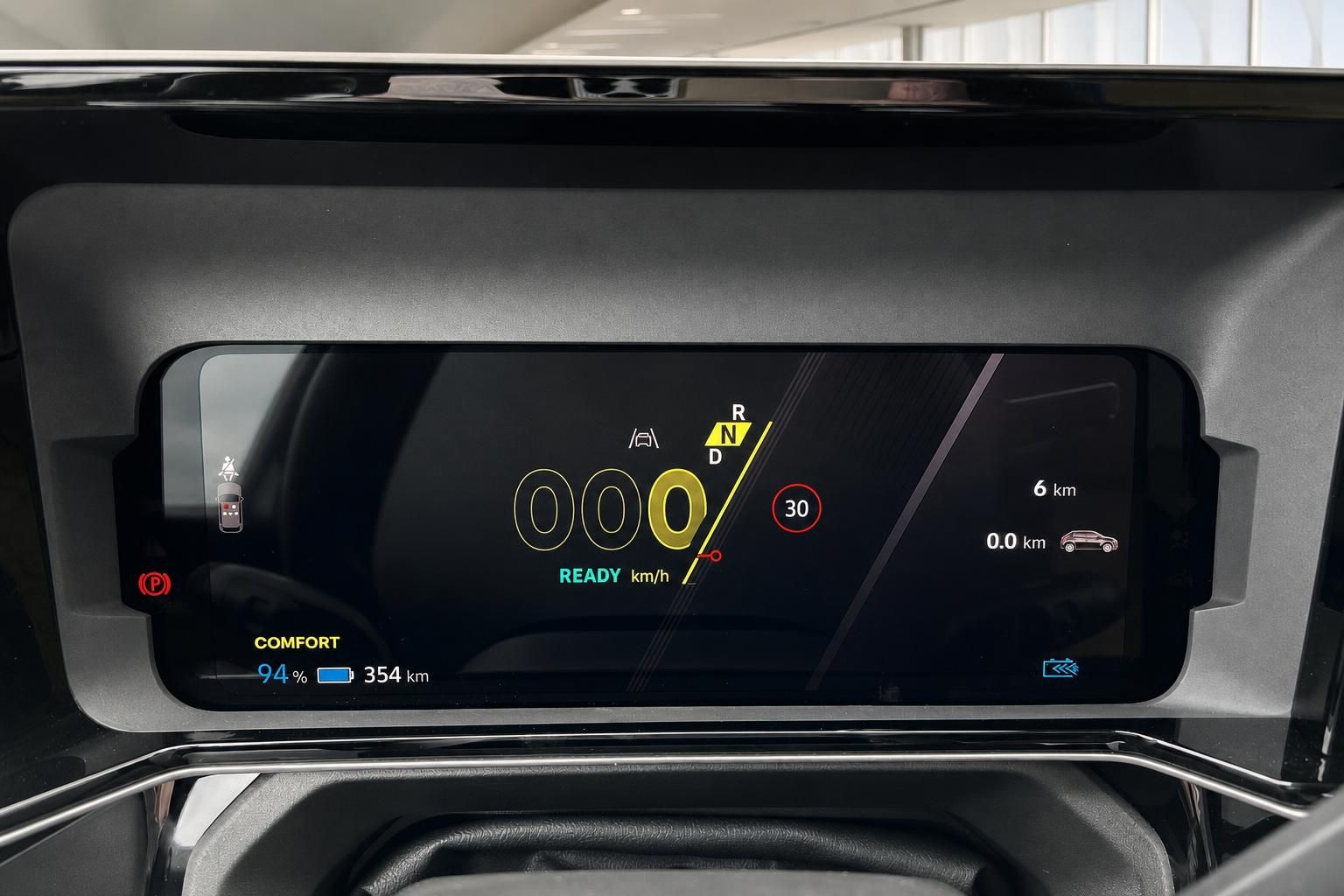 Digitales Cockpit Instrumentendisplay mit Reichweitenanzeige 354 km und Comfort-Modus im Elektrofahrzeug