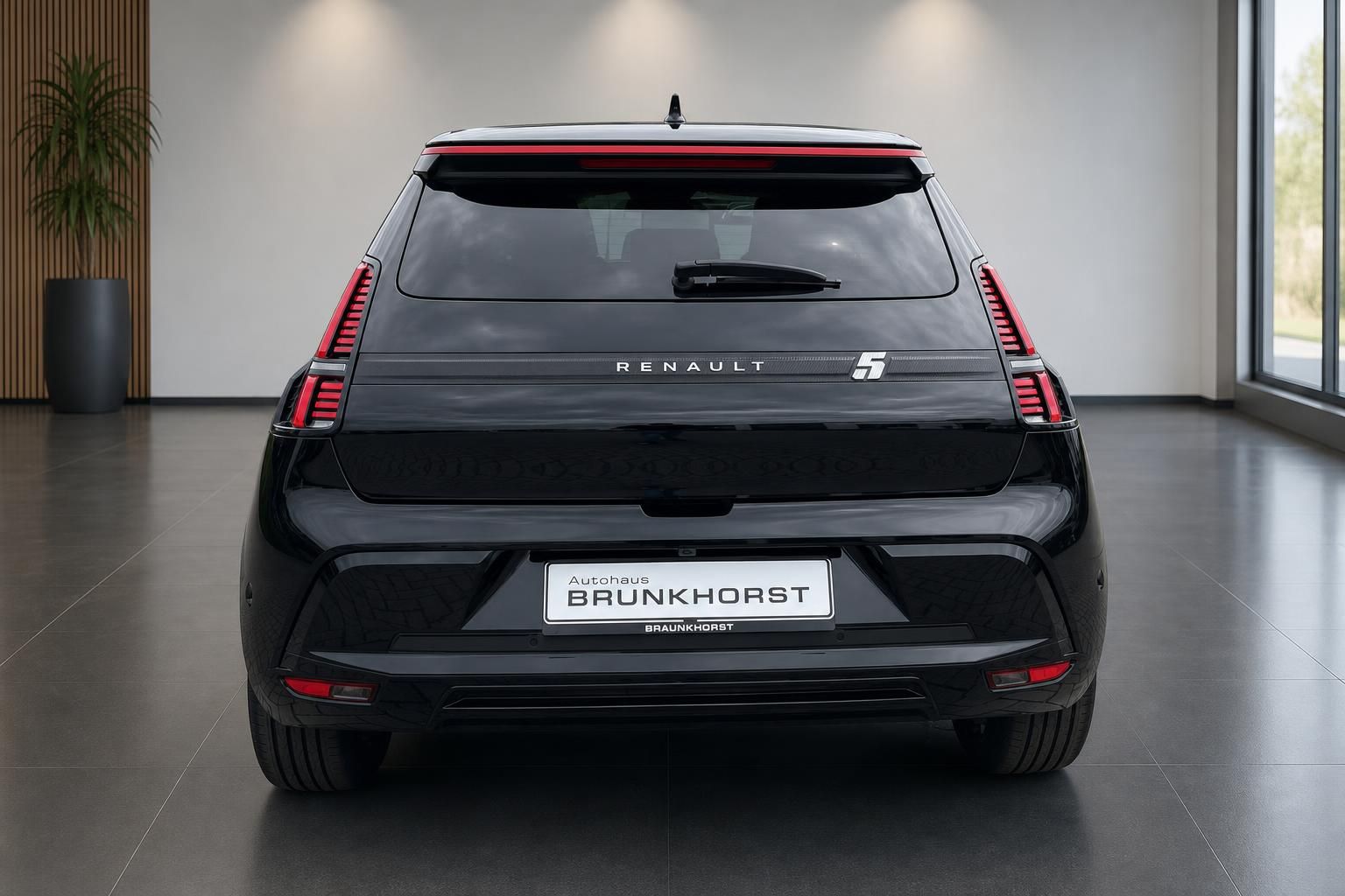 Renault 5 E-Tech schwarz Heckansicht im Autohaus Brunkhorst Showroom