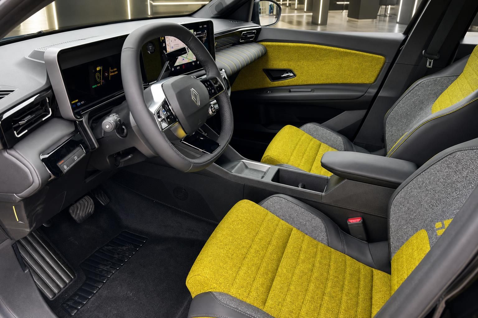 Renault 5 E-Tech Innenraum Fahrersitz gelb-grau Sitze Lenkrad und Digitalcockpit