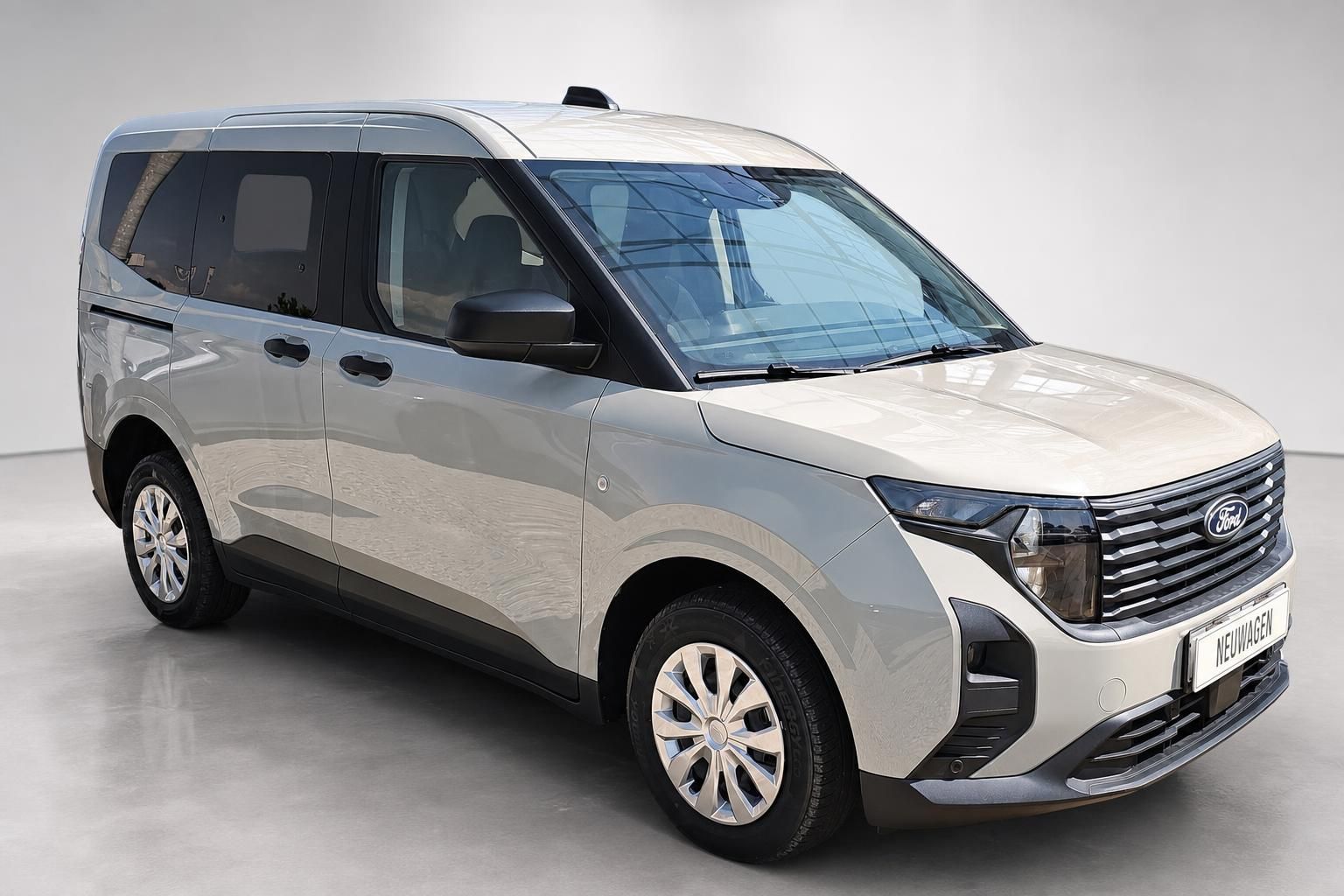 Ford Tourneo beige, Frontansicht schräg im Fotostudio