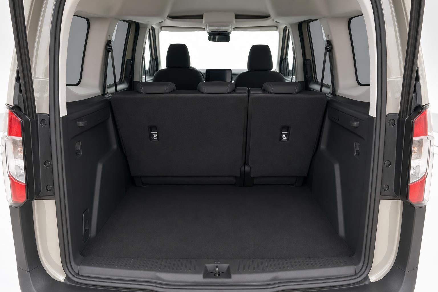 Kofferraum Ford Tourneo mit umgeklappten Rücksitzen und Ladefläche