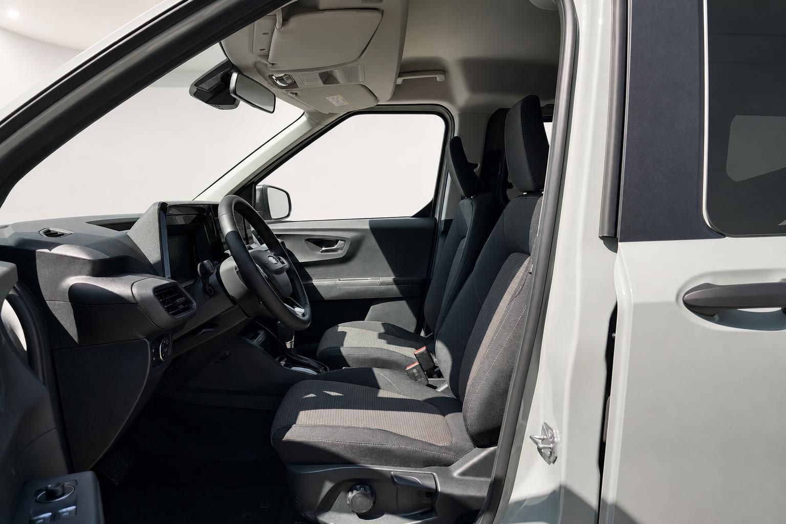 Innenraum Ford Tourneo Vorderansicht mit Fahrersitz und Cockpit